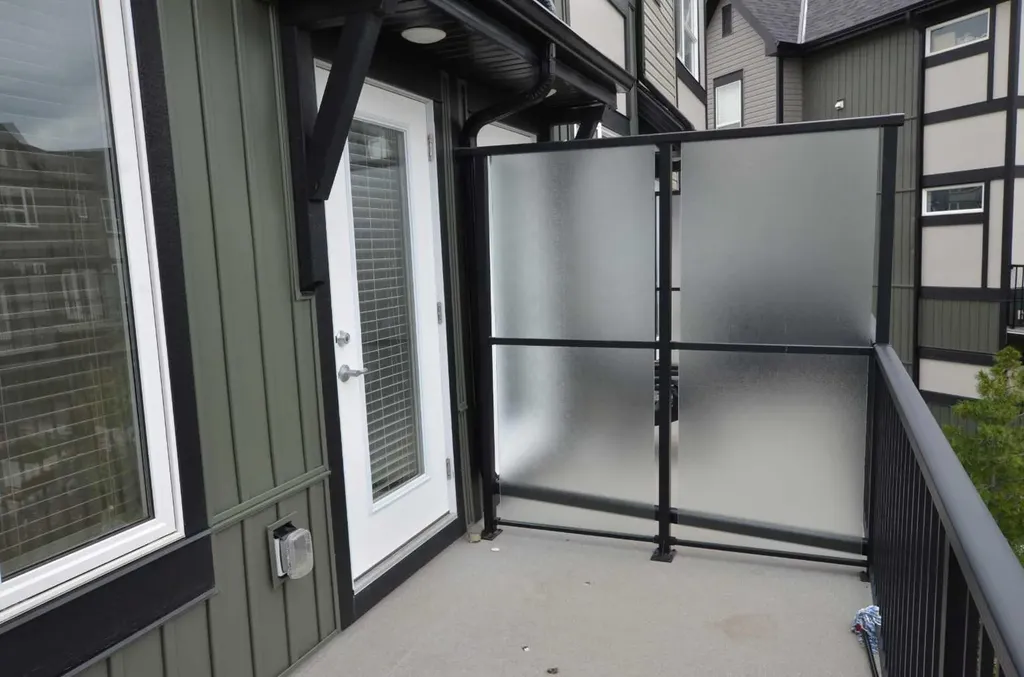 16 Evanscrest Park NW Calgary AB T3P 1R3