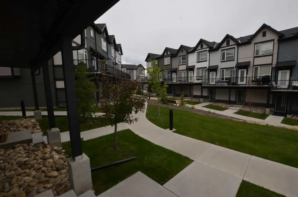 16 Evanscrest Park NW Calgary AB T3P 1R3