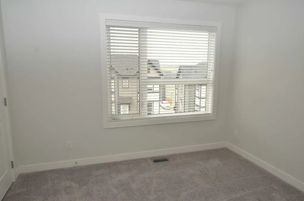 16 Evanscrest Park NW Calgary AB T3P 1R3