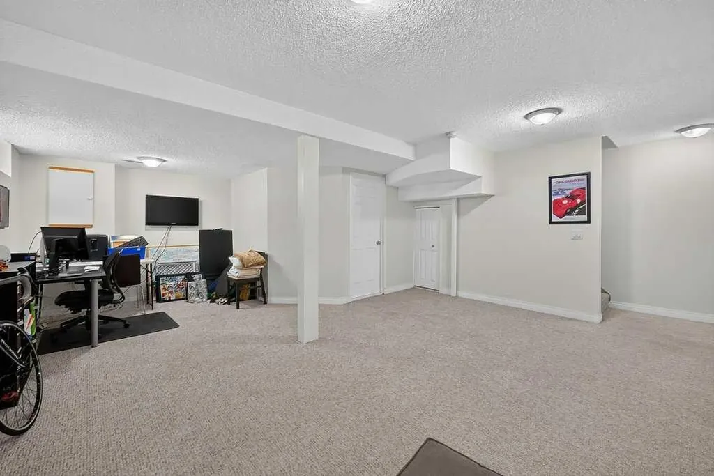 4673 20 Street SW Calgary AB T2T 6G4