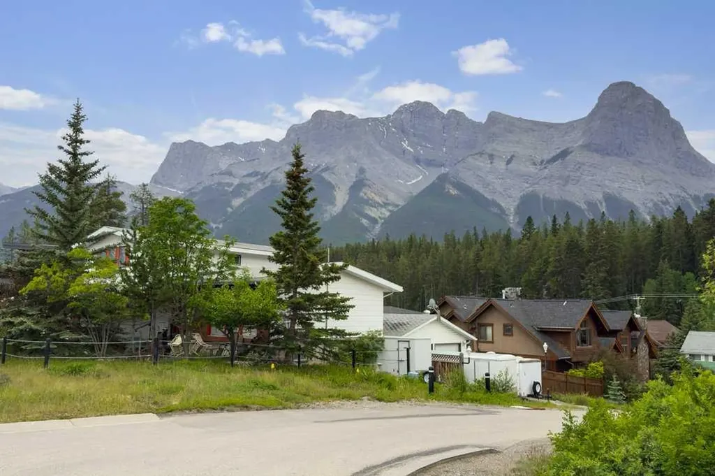 18 Macdonald Place Canmore AB T1W 2N1