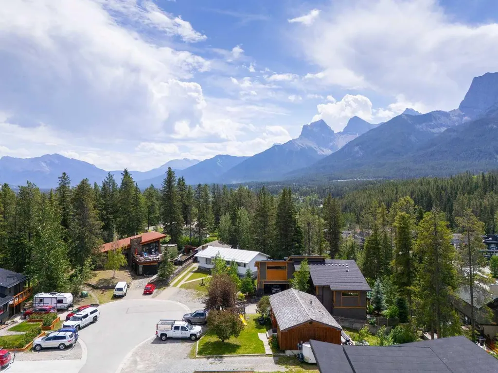 18 Macdonald Place Canmore AB T1W 2N1