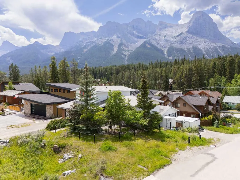 18 Macdonald Place Canmore AB T1W 2N1