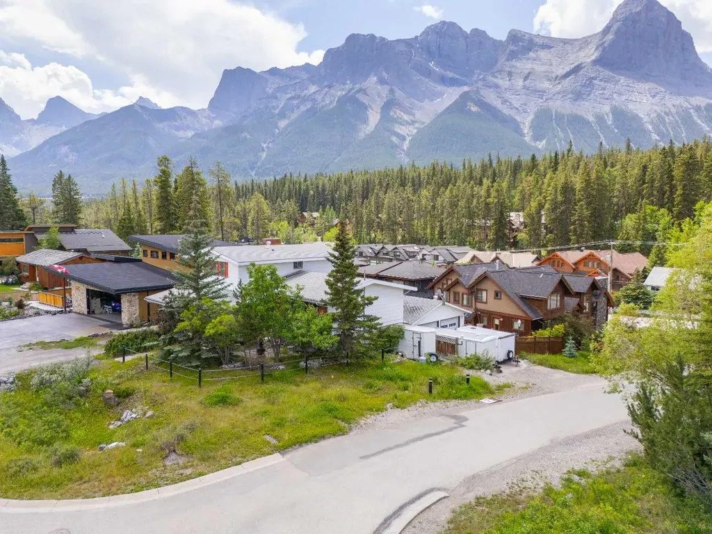18 Macdonald Place Canmore AB T1W 2N1