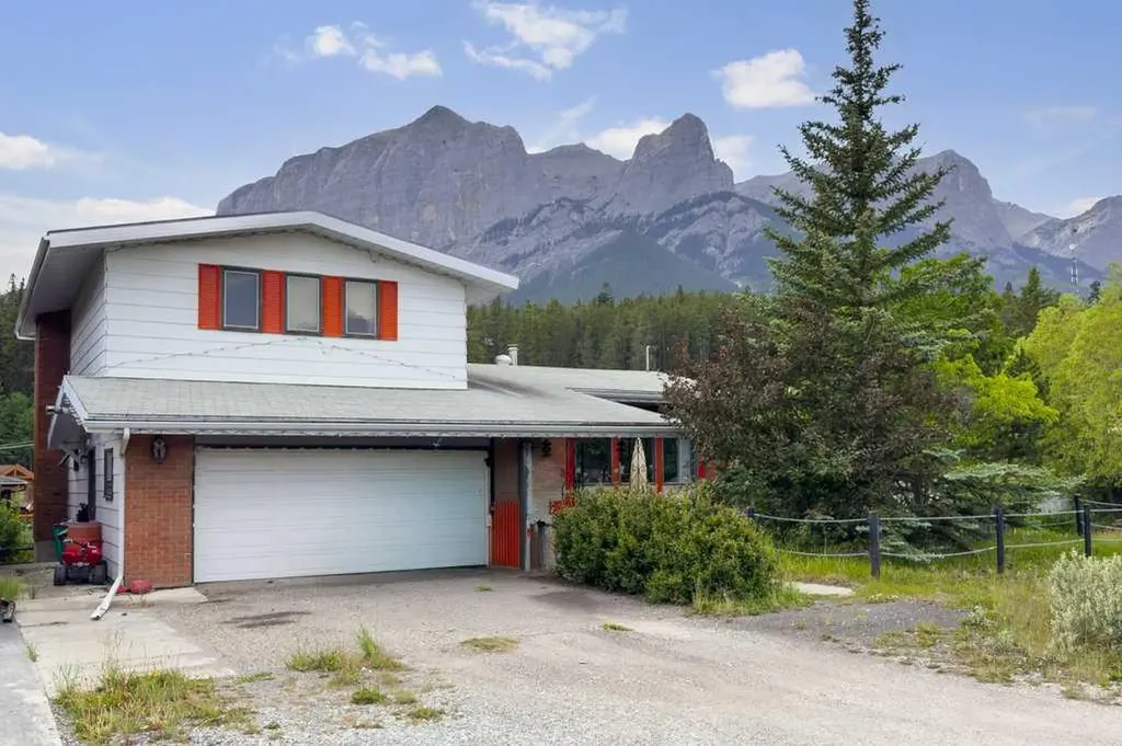 18 Macdonald Place Canmore AB T1W 2N1