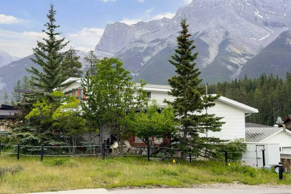 18 Macdonald Place Canmore AB T1W 2N1