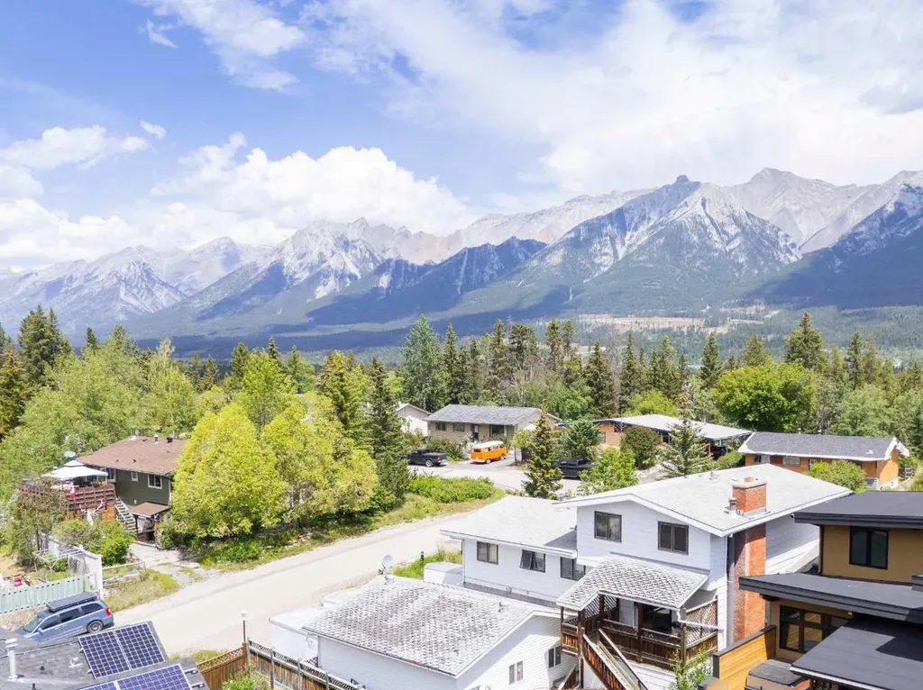 18 Macdonald Place Canmore AB T1W 2N1