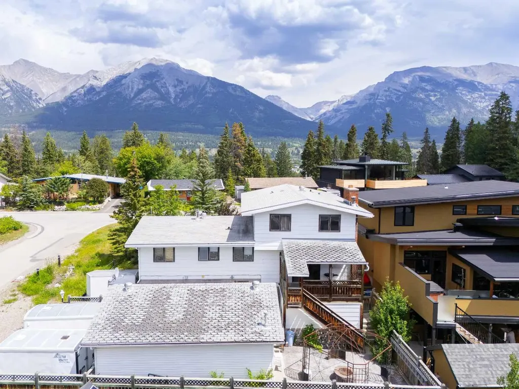 18 Macdonald Place Canmore AB T1W 2N1