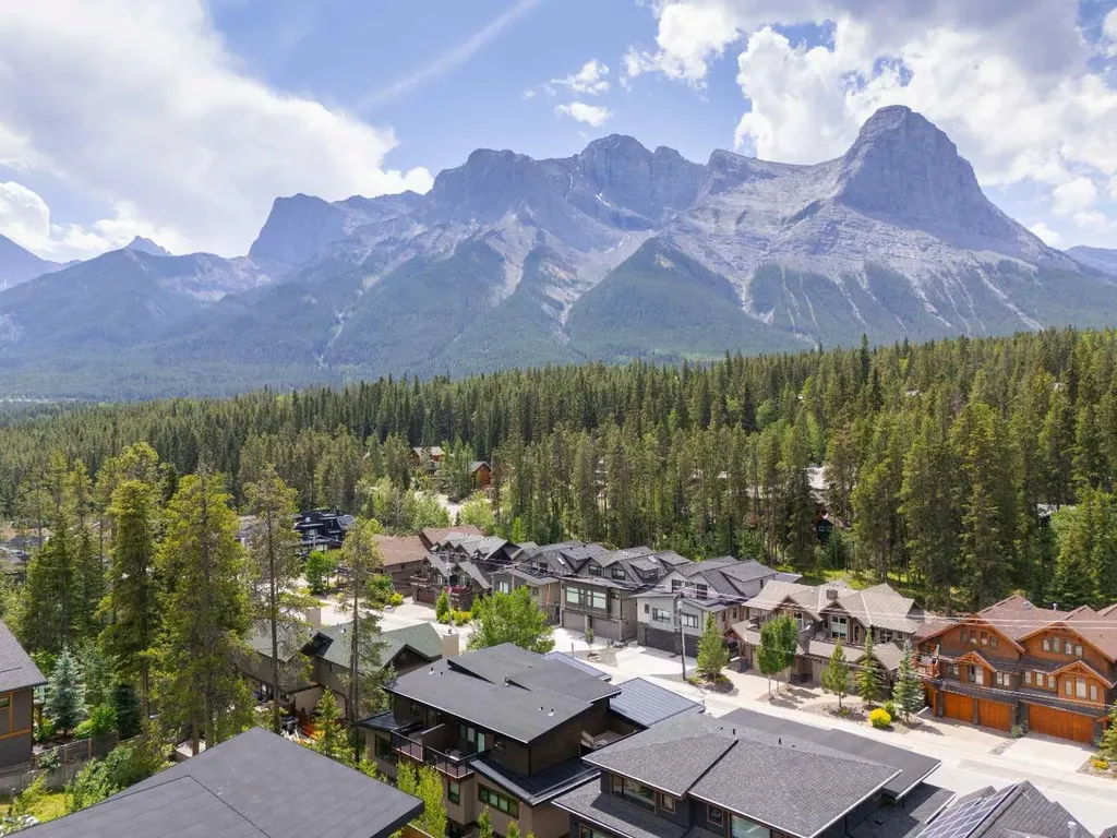 18 Macdonald Place Canmore AB T1W 2N1