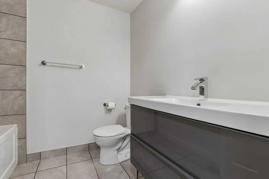 5019 46 Avenue SW Calgary AB T3E 6R1