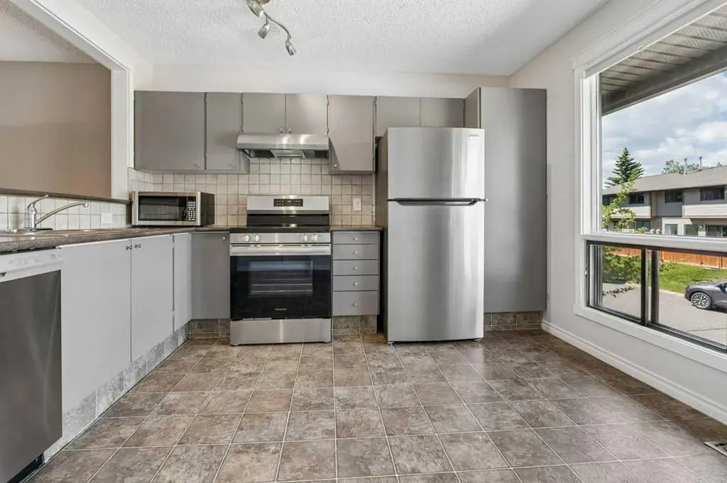 5019 46 Avenue SW Calgary AB T3E 6R1