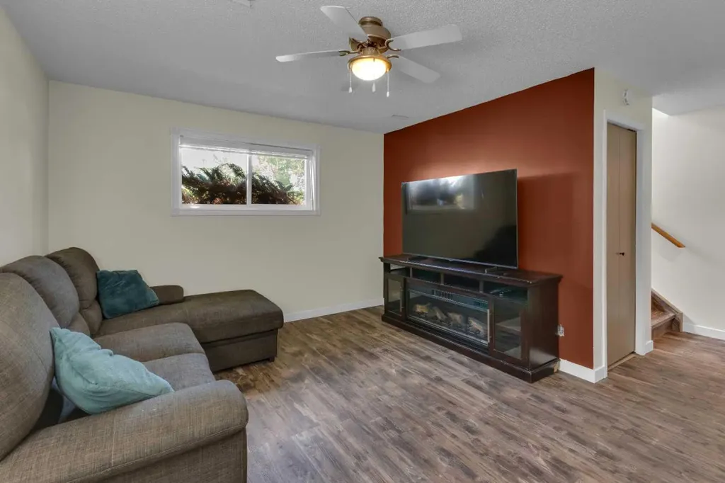 18 West Mcmanus Road Cochrane AB T4C 1L7