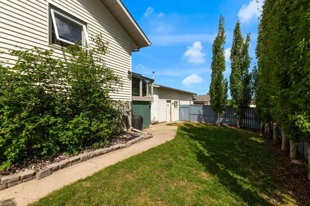 18 West Mcmanus Road Cochrane AB T4C 1L7