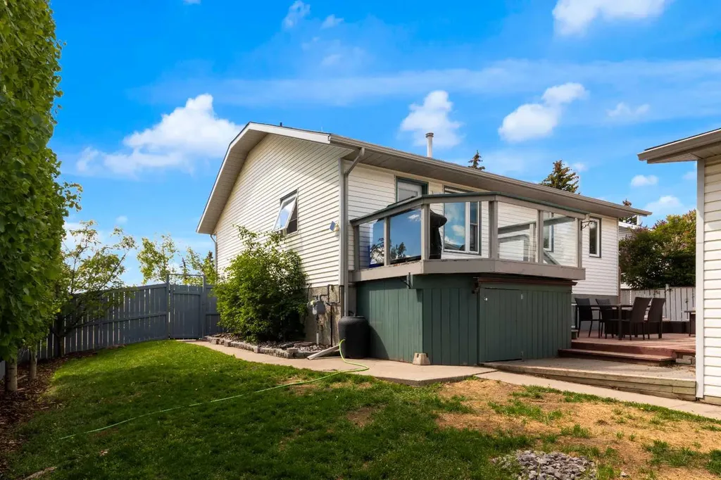 18 West Mcmanus Road Cochrane AB T4C 1L7