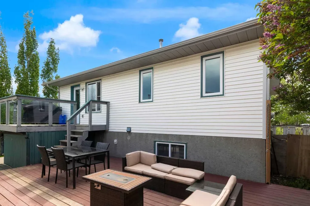 18 West Mcmanus Road Cochrane AB T4C 1L7