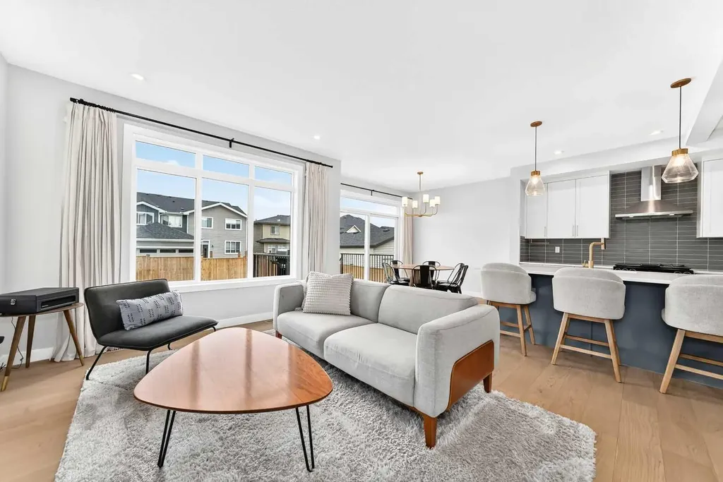 76 Shale Avenue Cochrane AB T4C3G6
