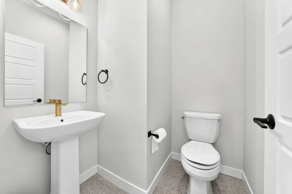 76 Shale Avenue Cochrane AB T4C3G6