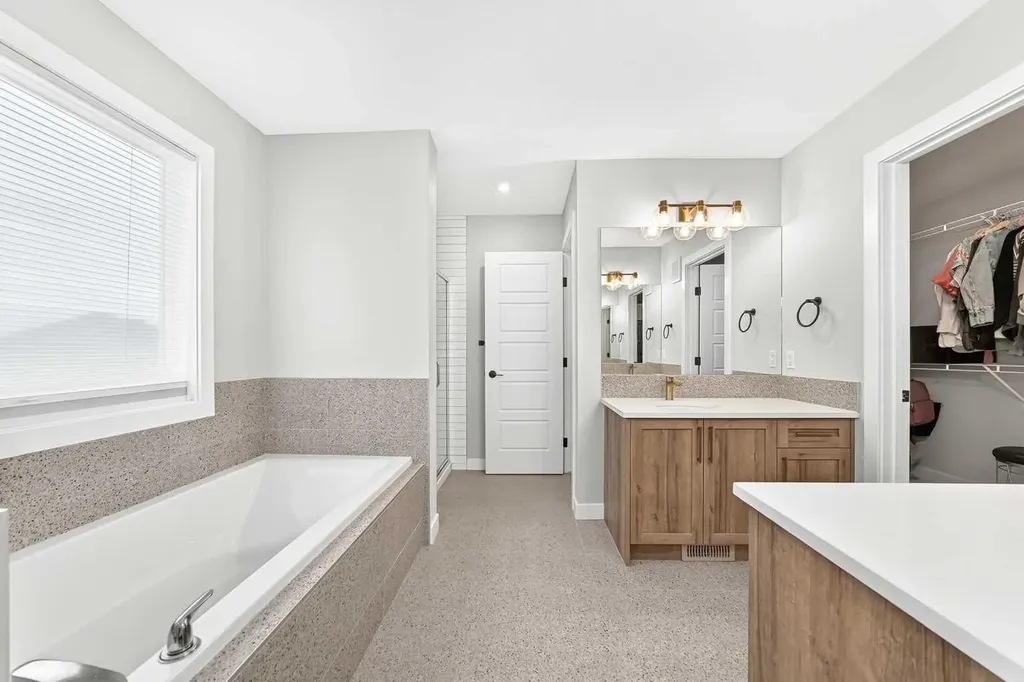 76 Shale Avenue Cochrane AB T4C3G6