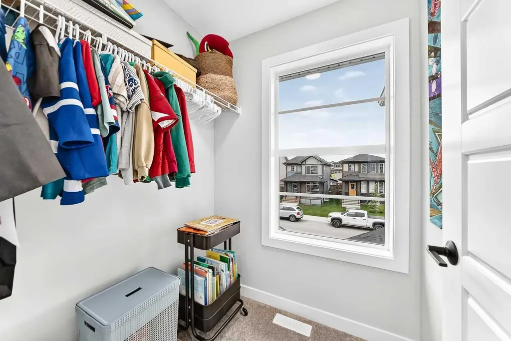 76 Shale Avenue Cochrane AB T4C3G6