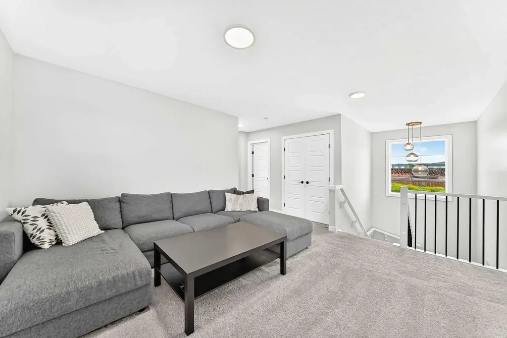76 Shale Avenue Cochrane AB T4C3G6