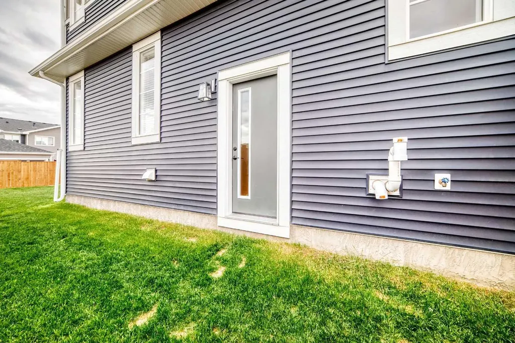 76 Shale Avenue Cochrane AB T4C3G6