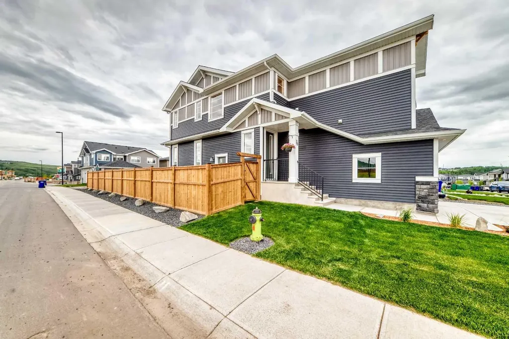 76 Shale Avenue Cochrane AB T4C3G6