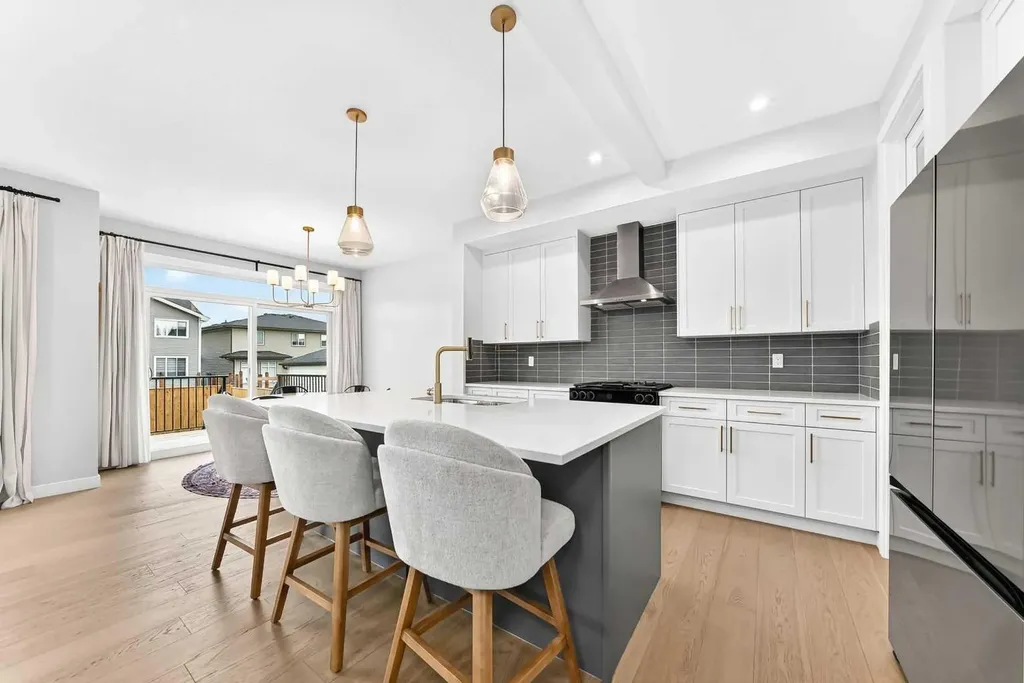 76 Shale Avenue Cochrane AB T4C3G6