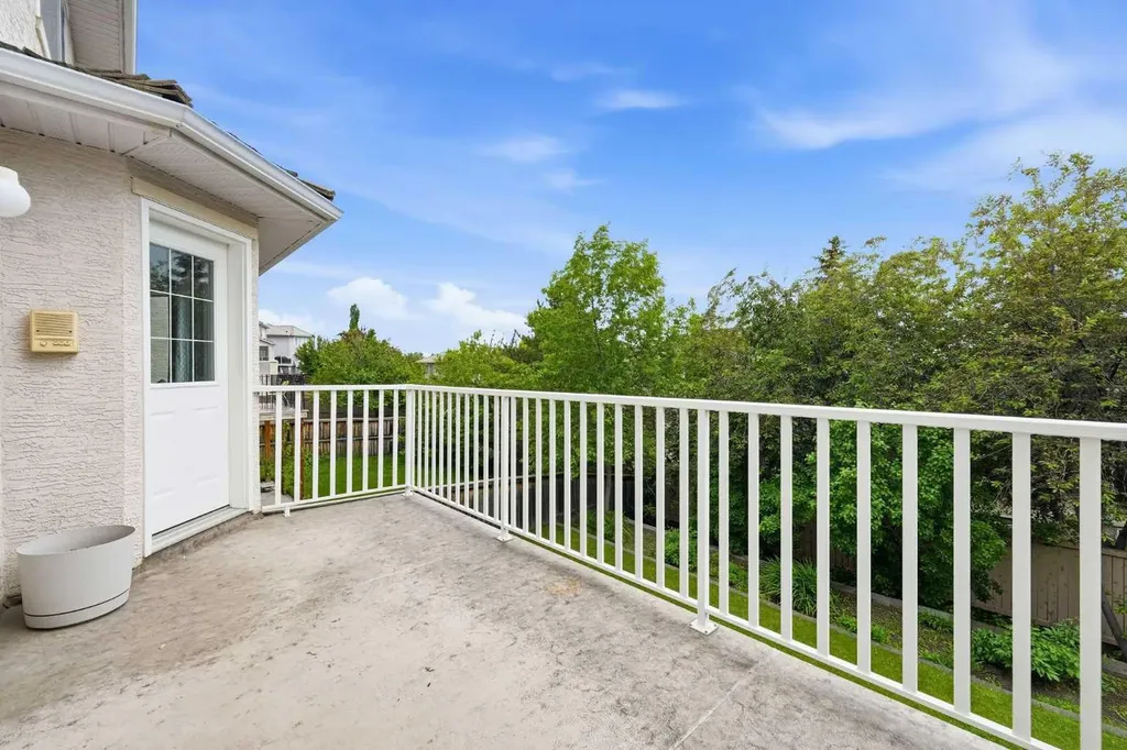 67 Sienna Heights Way SW Calgary AB T3H 3T6