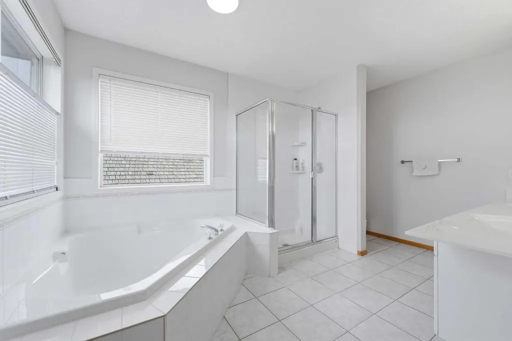 67 Sienna Heights Way SW Calgary AB T3H 3T6