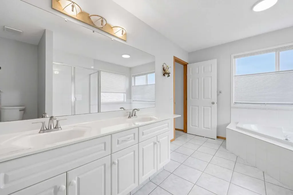 67 Sienna Heights Way SW Calgary AB T3H 3T6
