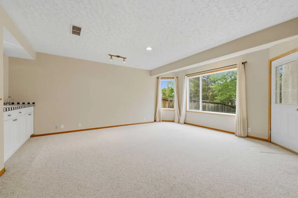 67 Sienna Heights Way SW Calgary AB T3H 3T6