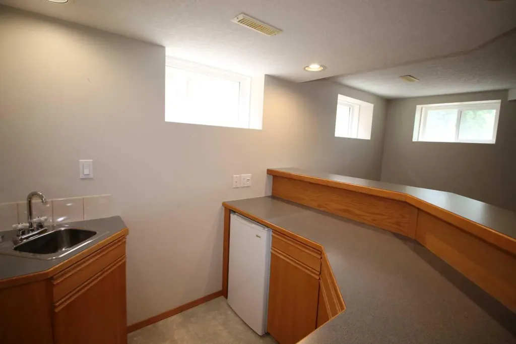 819 9 Avenue S Lethbridge AB T1J 1T6