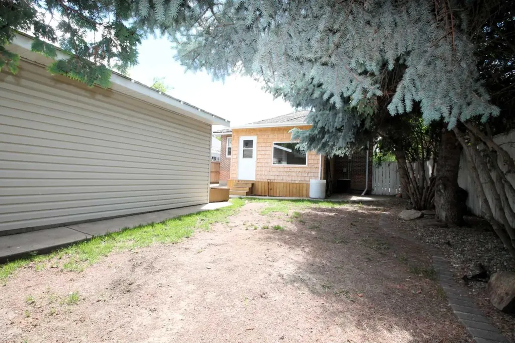 819 9 Avenue S Lethbridge AB T1J 1T6