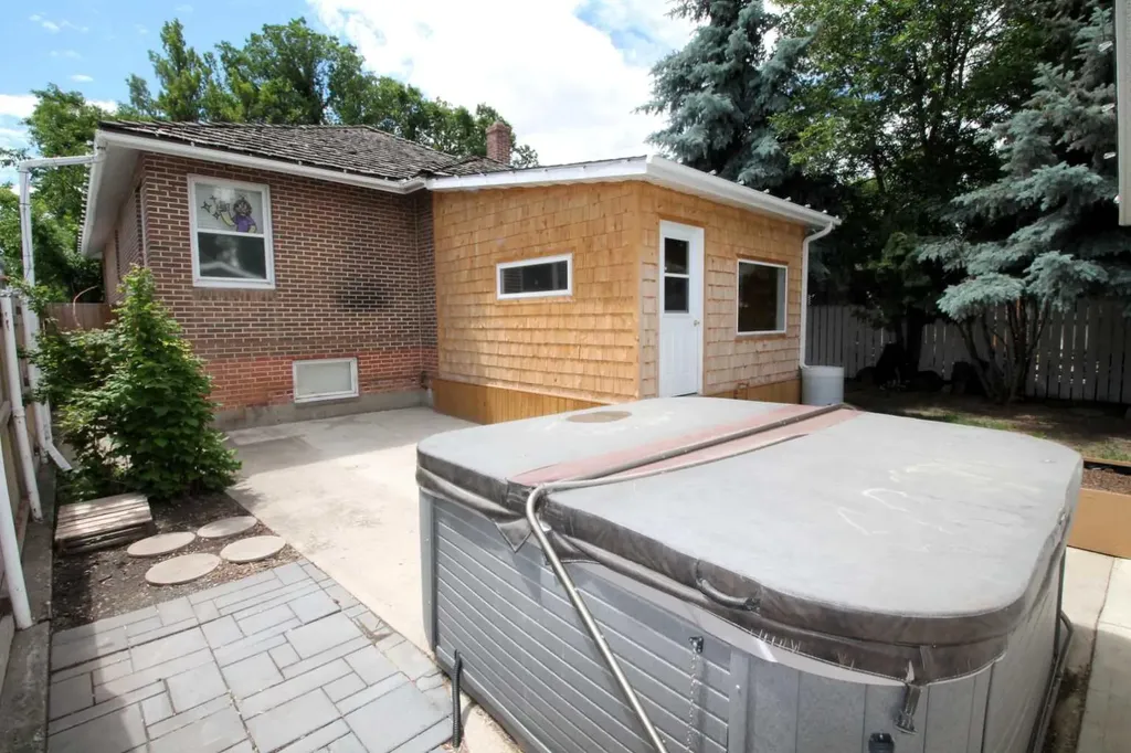 819 9 Avenue S Lethbridge AB T1J 1T6