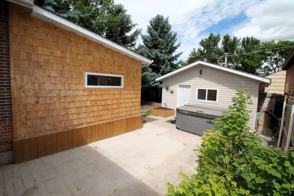 819 9 Avenue S Lethbridge AB T1J 1T6