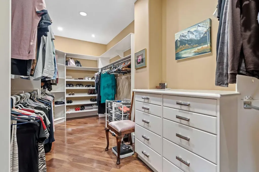 13 Discovery Rise SW Calgary AB T3H 4N6