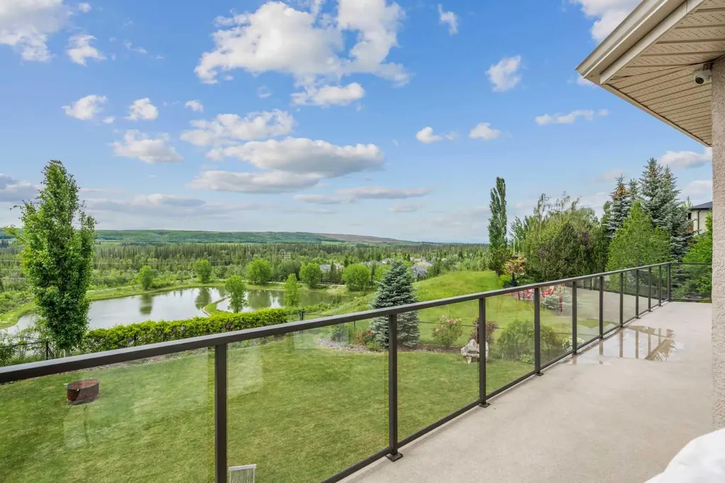 13 Discovery Rise SW Calgary AB T3H 4N6