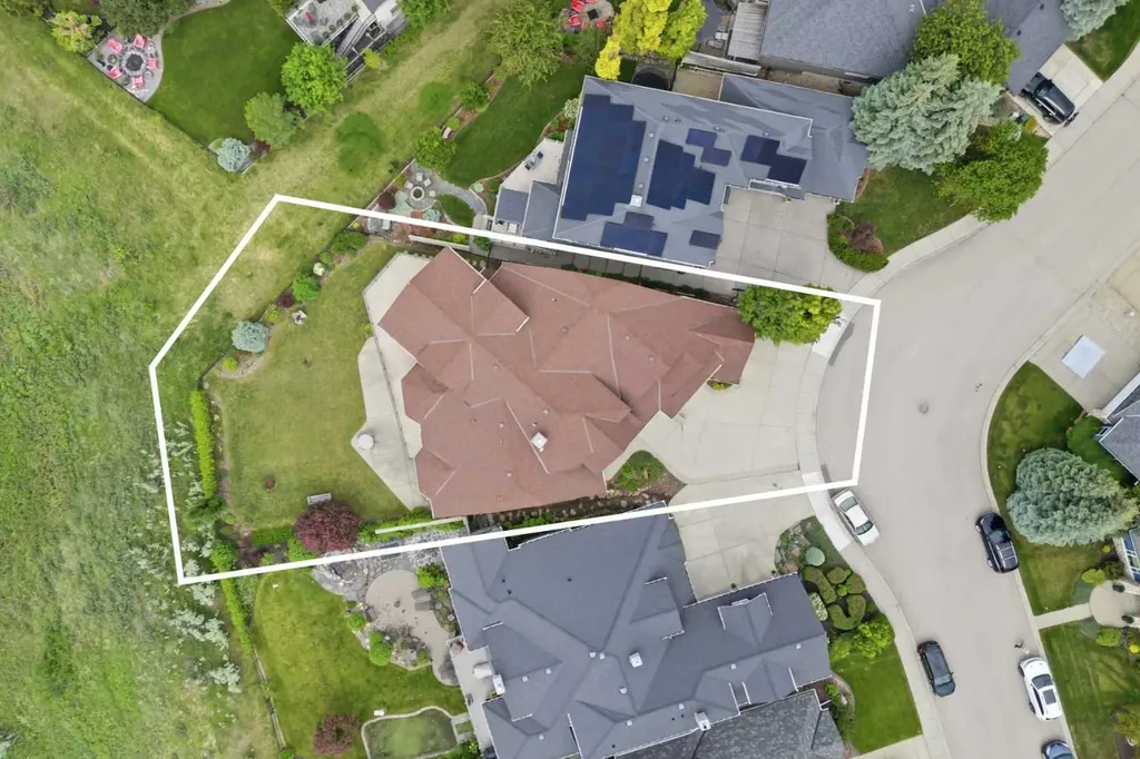 13 Discovery Rise SW Calgary AB T3H 4N6