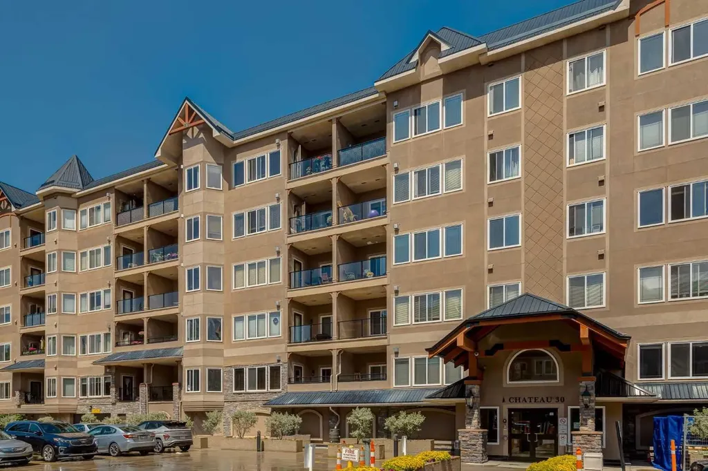 30 Discovery Ridge Close SW Calgary AB T3H 5X5