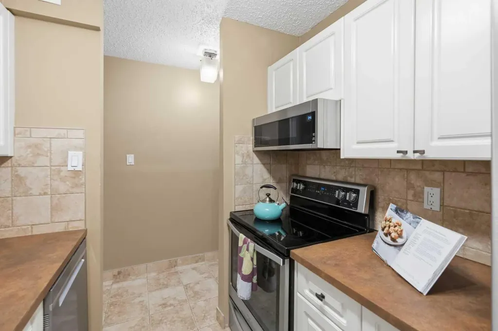 8948 Elbow Drive Calgary AB T2V 0H9