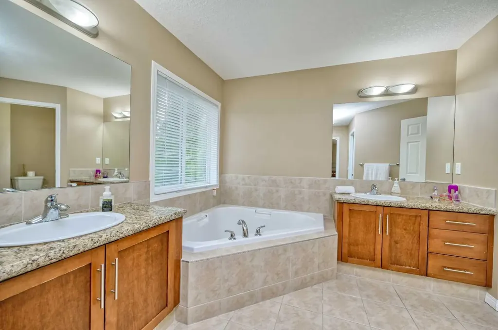 141 Royal Ridge Mount NW Calgary AB T3G 5Z2