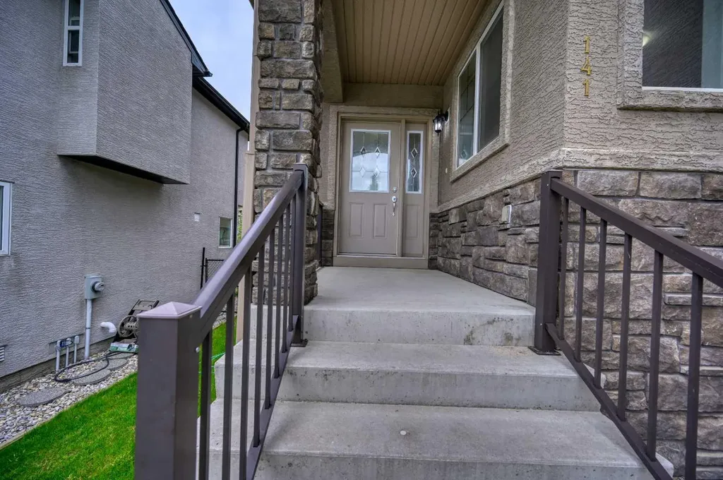 141 Royal Ridge Mount NW Calgary AB T3G 5Z2