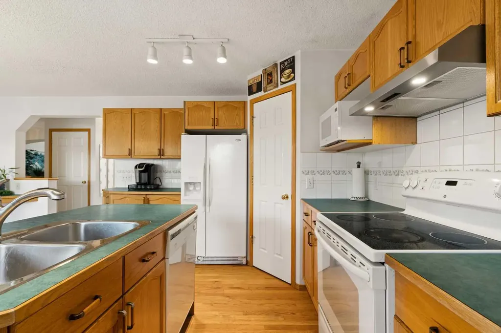 72 Douglas Glen Heights SE Calgary AB T2Z 3T5