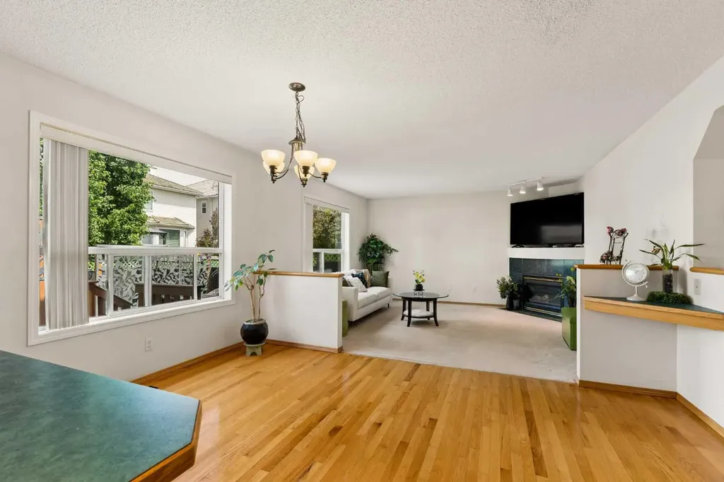 72 Douglas Glen Heights SE Calgary AB T2Z 3T5
