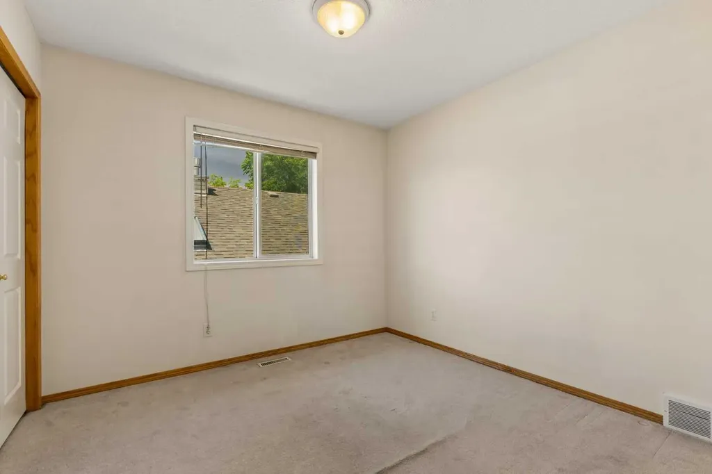 72 Douglas Glen Heights SE Calgary AB T2Z 3T5