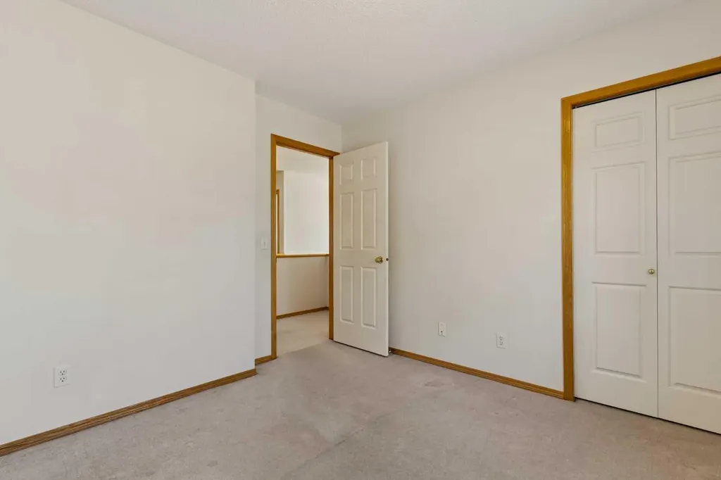 72 Douglas Glen Heights SE Calgary AB T2Z 3T5
