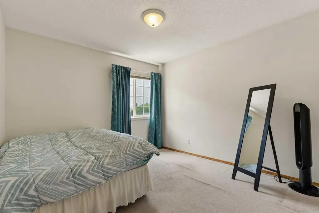 72 Douglas Glen Heights SE Calgary AB T2Z 3T5