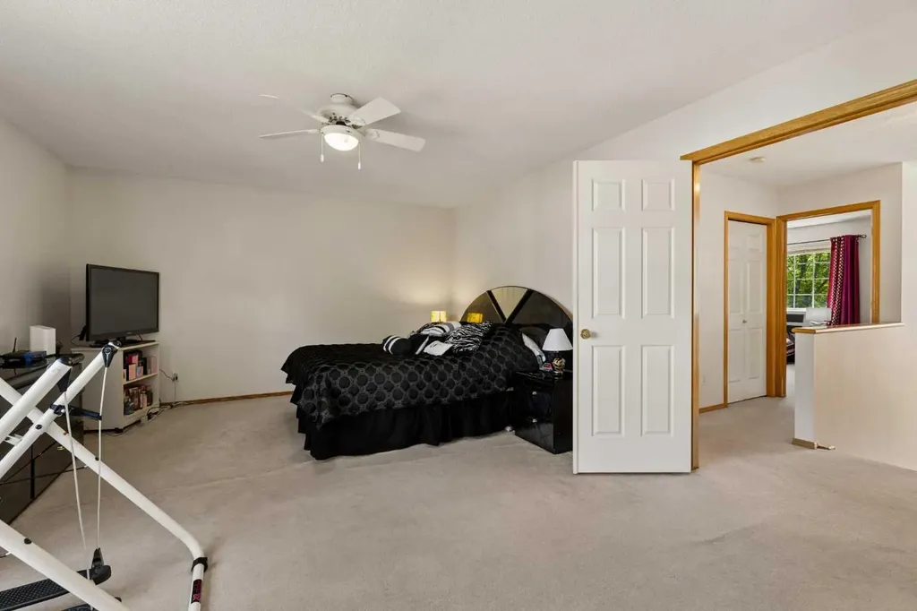 72 Douglas Glen Heights SE Calgary AB T2Z 3T5