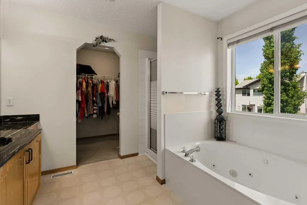 72 Douglas Glen Heights SE Calgary AB T2Z 3T5