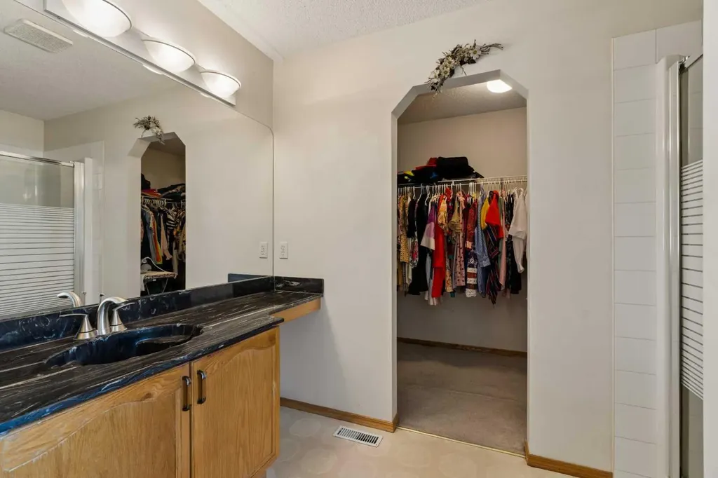 72 Douglas Glen Heights SE Calgary AB T2Z 3T5